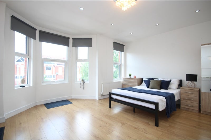 Photo 1: ROOM 2