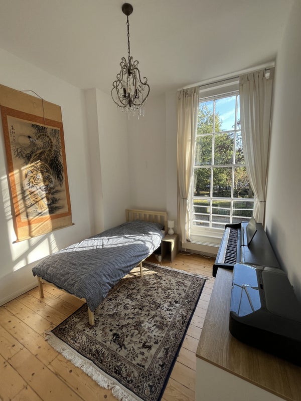 Photo 1: Bedroom