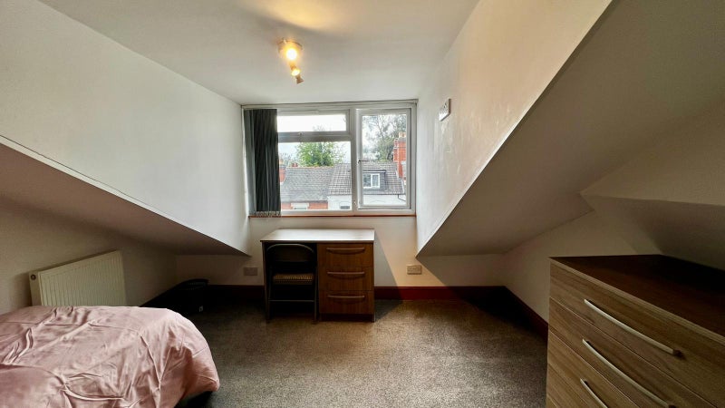Photo 1: Room 1 - Available