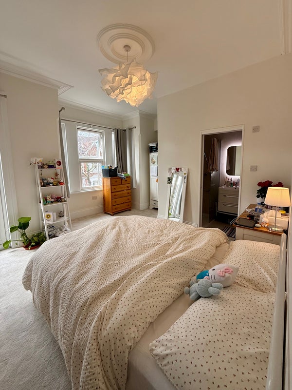 Photo 1: Bedroom