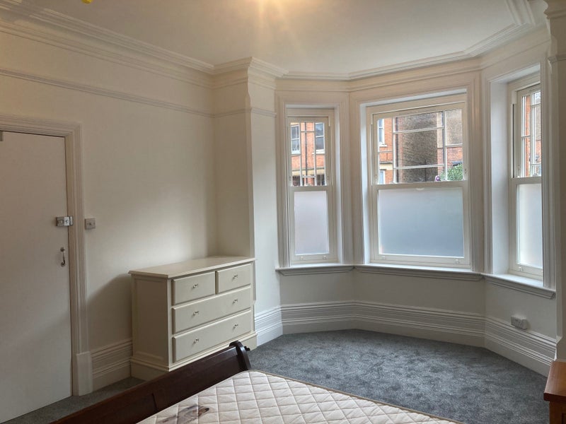 Photo 1: Bedroom 1