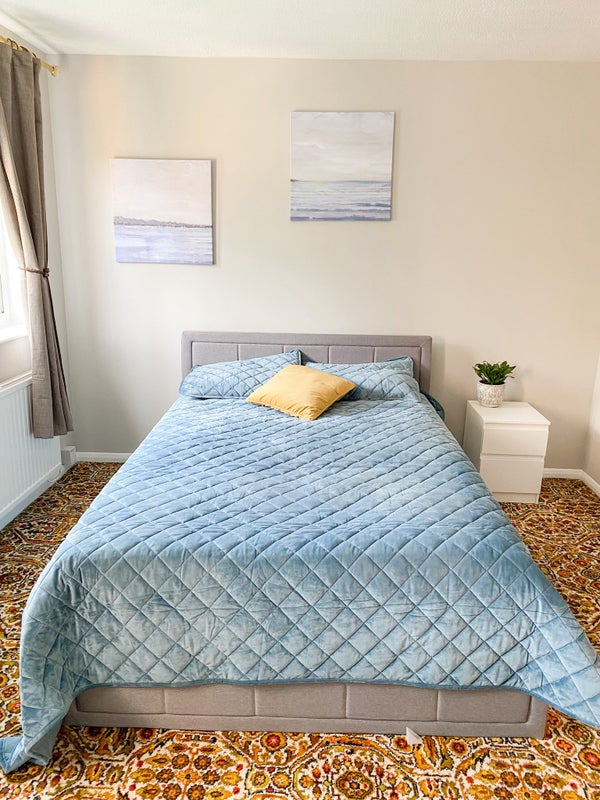 Photo 1: Double room with bed storage