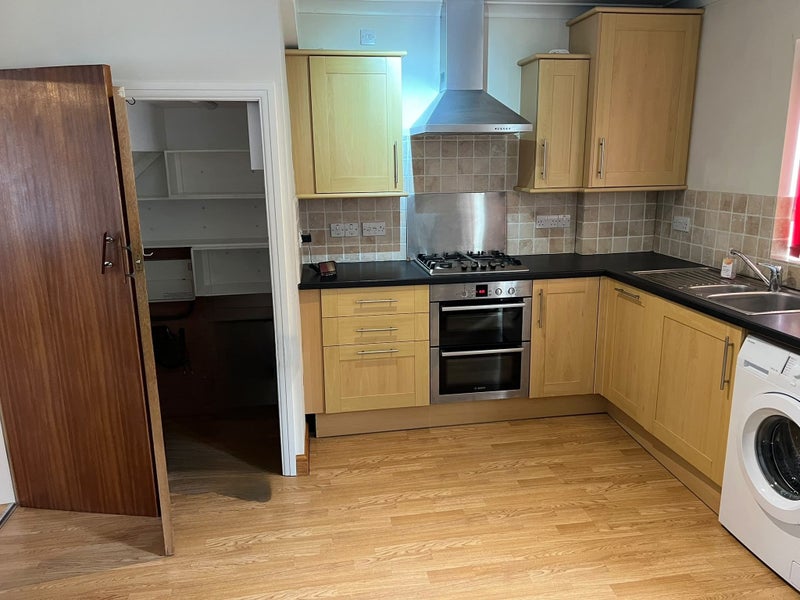 Photo 1: kitchen 