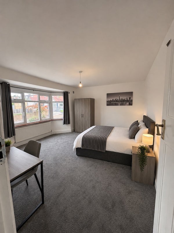 Photo 1: Bedroom