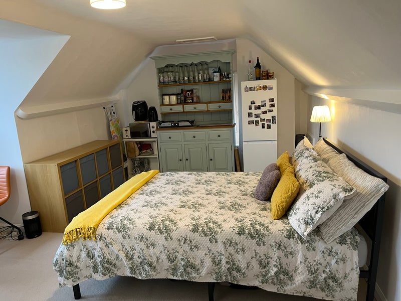 Photo 1: Bedsit room