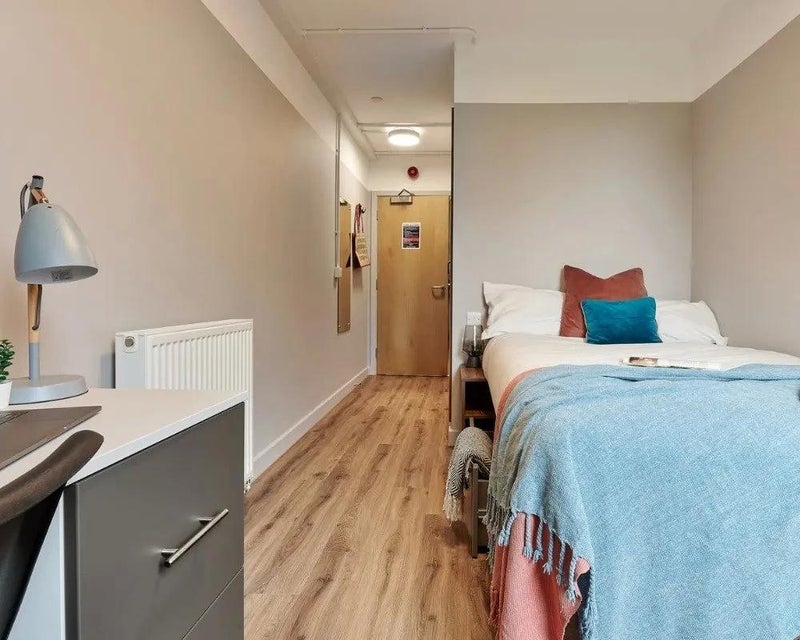 Photo 1: Bedroom 