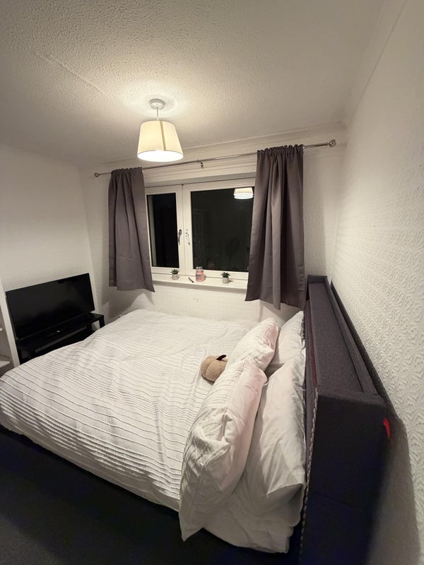 Photo 1: Bedroom