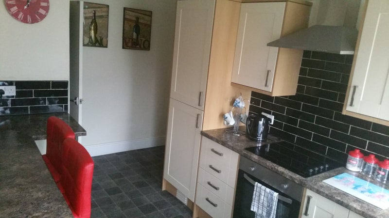 Photo 1: kitchen