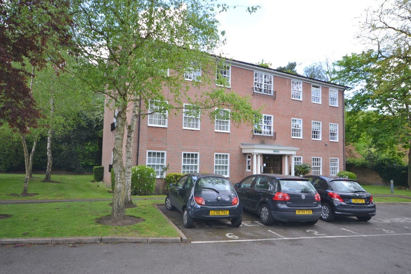 'Double Room between Weybridge Station &Town Center' Room to Rent from