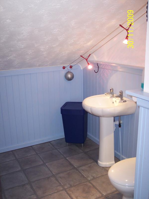 Photo 1: En-Suite inc Shower