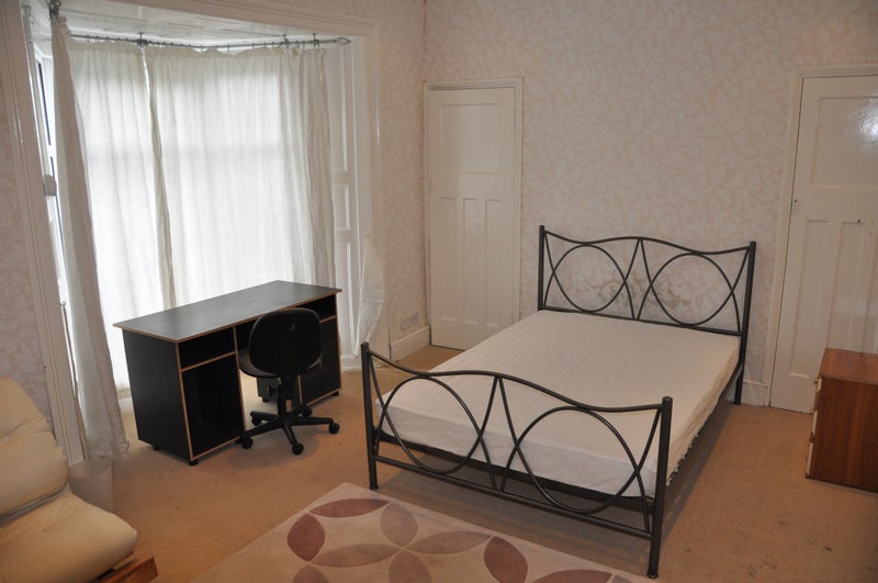 Photo 1: Master bedroom (1)