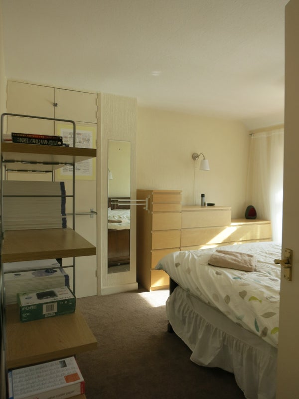 'Lovely double room in quiet Coseley House' Room to Rent from SpareRoom
