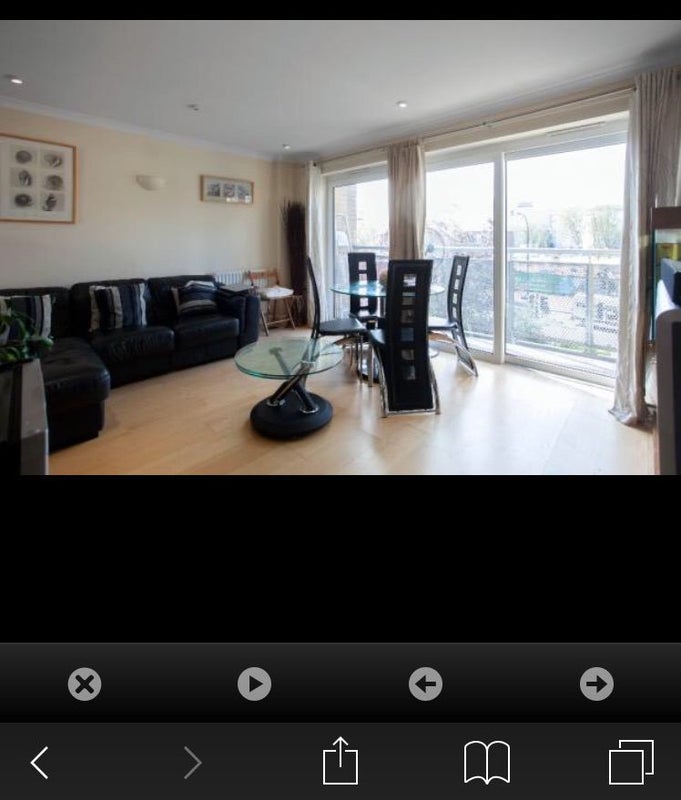 Photo 1: G Living room 