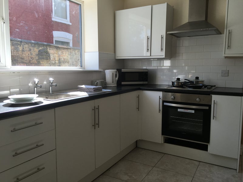 'Modern for Professionals, Grimsby' Room to Rent from