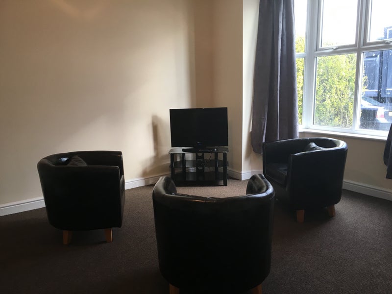 'Modern for Professionals, Grimsby' Room to Rent from