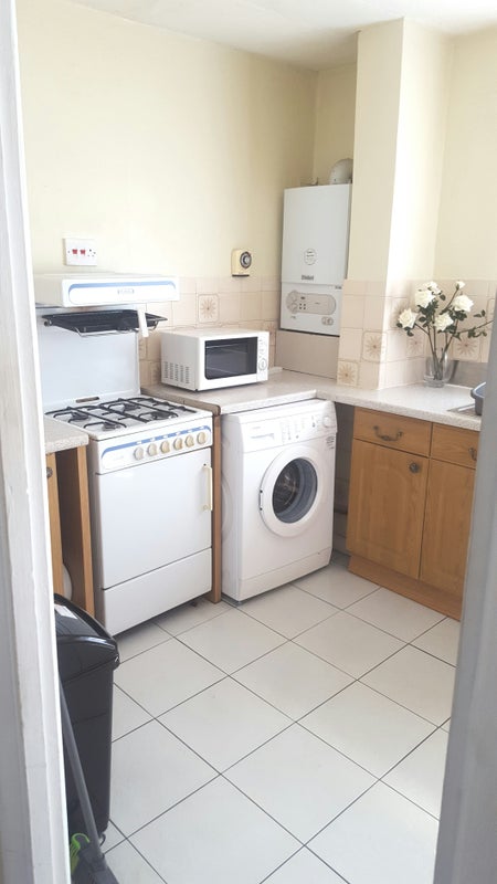 Photo 1: Kitchen (New washing machine)