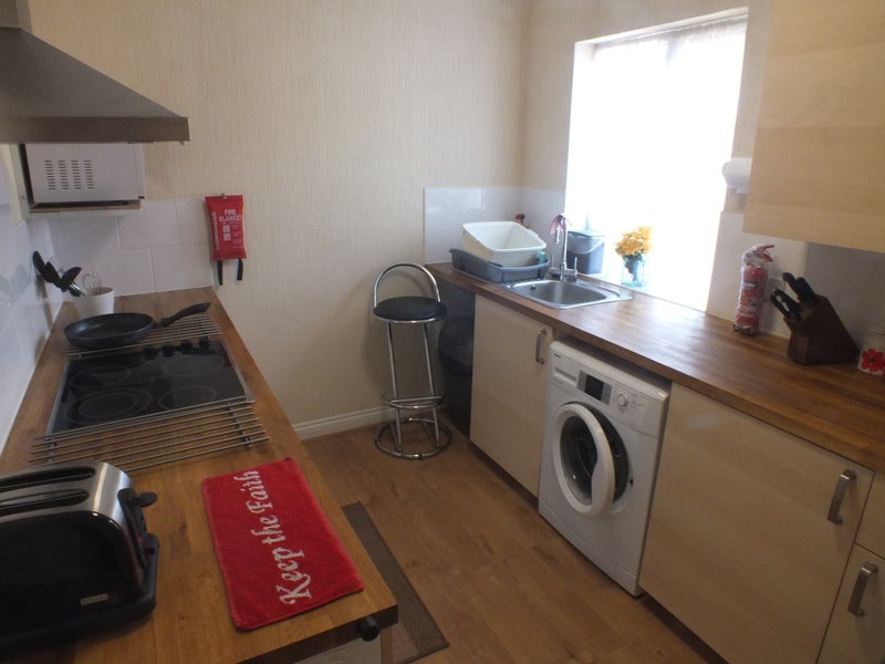 Photo 7: Kitchen