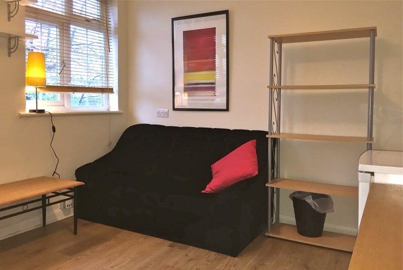 'Bedsit Room in Houseshare with Profs / Teachers' Room to Rent from