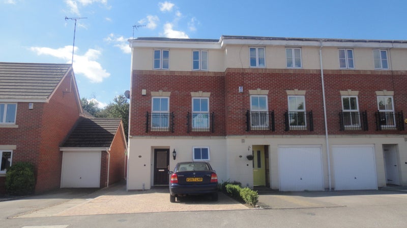 Photo 1: House with 2 private parking spaces 