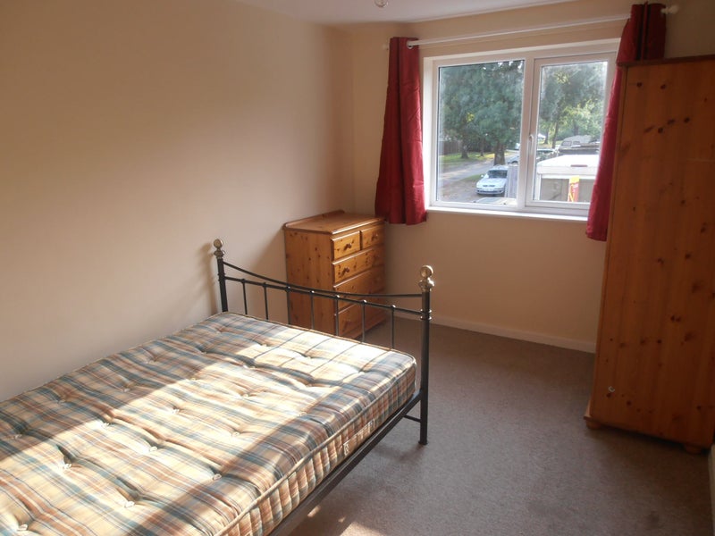 Photo 1: Double bedroom