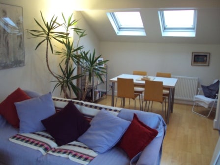 Photo 1: Lounge