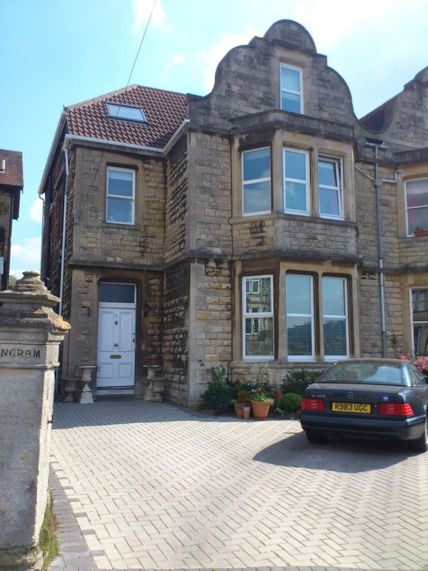 Photo 1: front of property