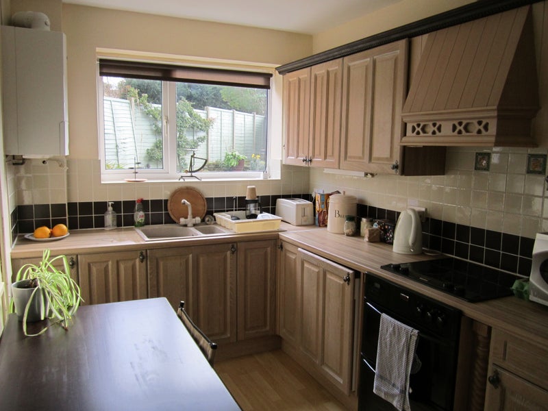 Photo 1: kitchen