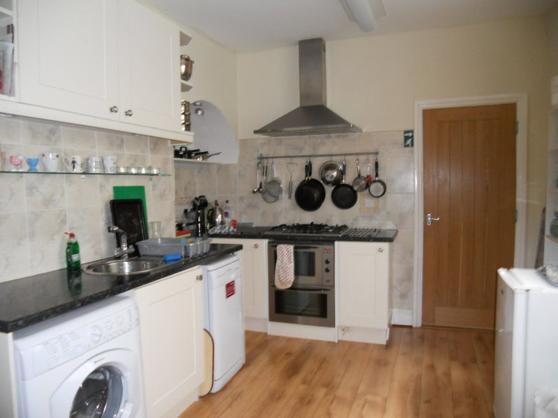 Photo 3: Kitchen