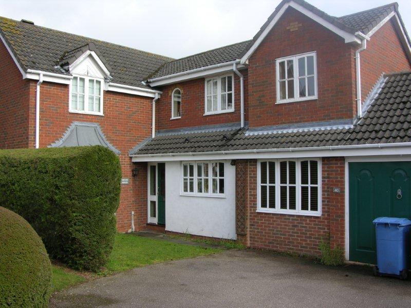 'Spacious Detached House in Hadleigh' Room to Rent from SpareRoom