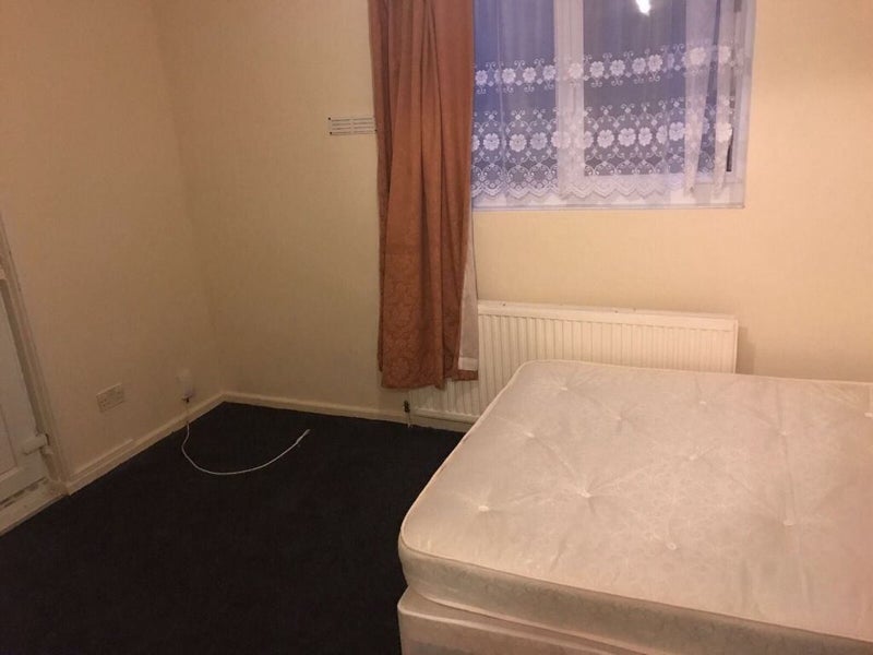 'DSS Accepted Studio Flat Goodmayes ' Room to Rent from SpareRoom