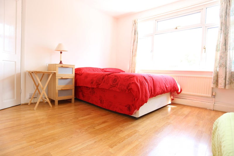 'Ensuite Double Room Garden View Bounds Green' Room to Rent from SpareRoom