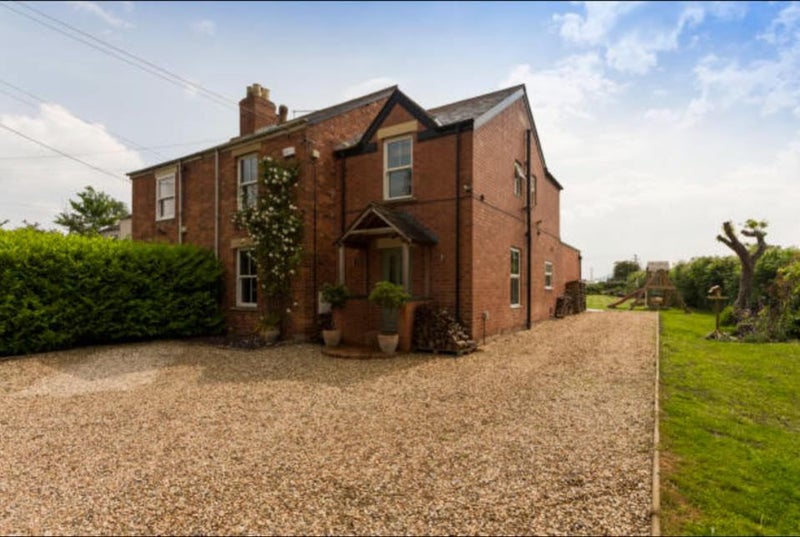 'Double room in spacious property near GCHQ' Room to Rent from SpareRoom