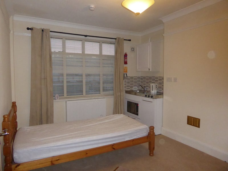 'Newly refurbished single bedsit' Room to Rent from SpareRoom