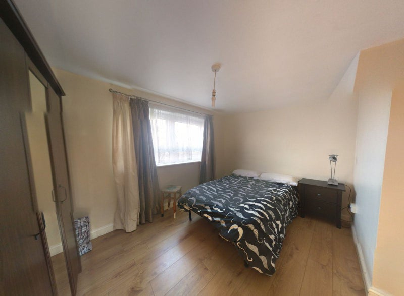 Photo 1: Room available