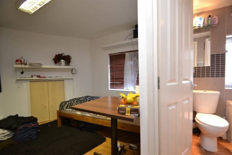 'All bills included. Single studio on King Street' Room to Rent from