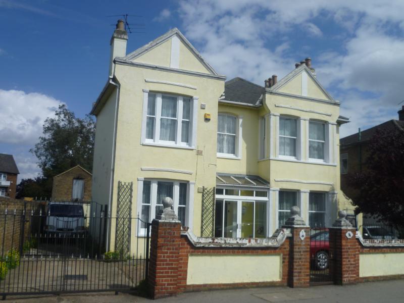 'Double Bedroom To Rent Near Ashford Hospital' Room to Rent from SpareRoom