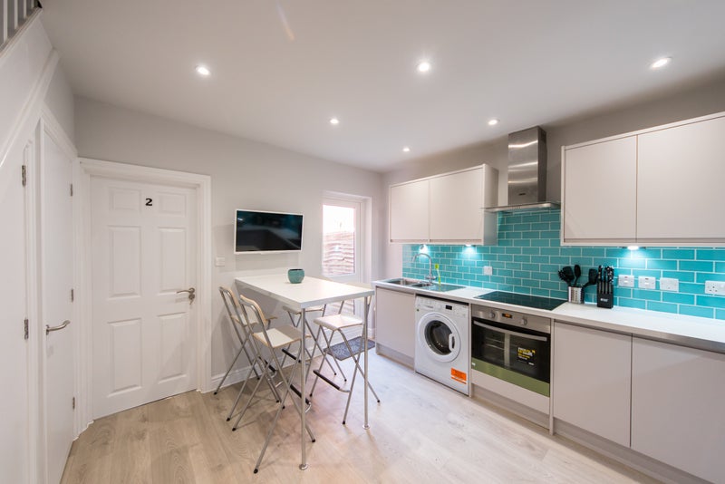 Photo 1: Kitchen/Communal