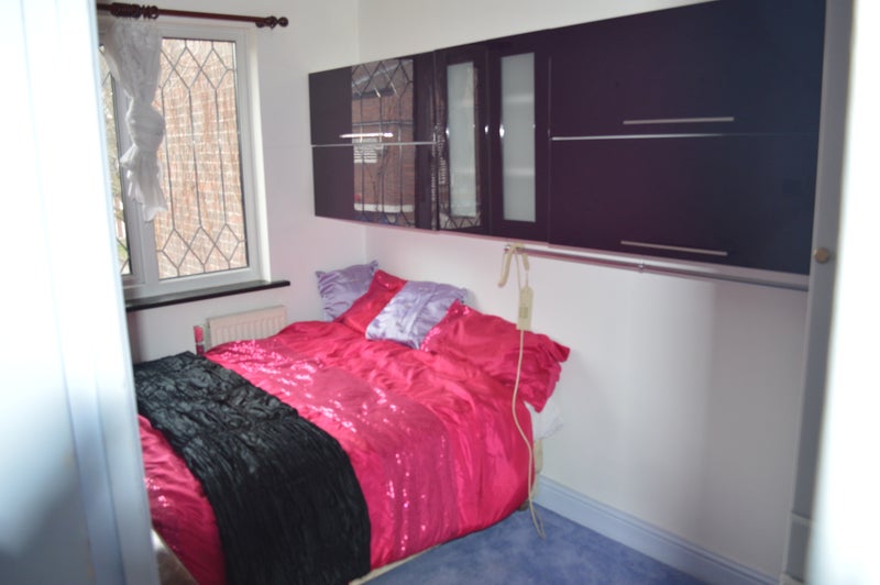 Photo 1: bedroom 1