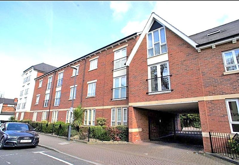 'Modern Gated Apartment Complex **EN SUITE** ' Room to Rent from SpareRoom