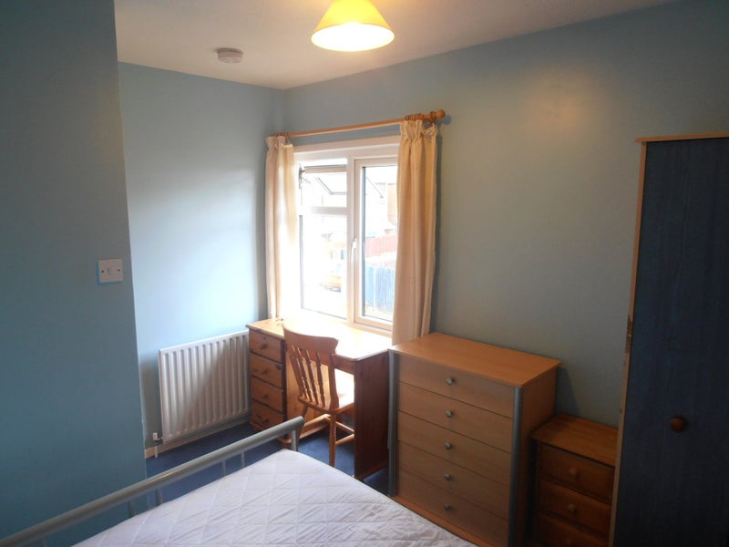 Photo 1: Double bedroom