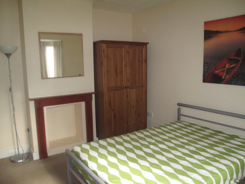 'Superb large Double Roomnear Redhill Town Center' Room to Rent from SpareRoom