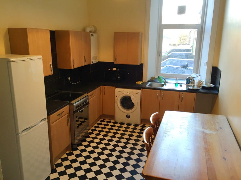 '4 Bedroom HMO Flat, Fully furnished, West End' Room to Rent from SpareRoom