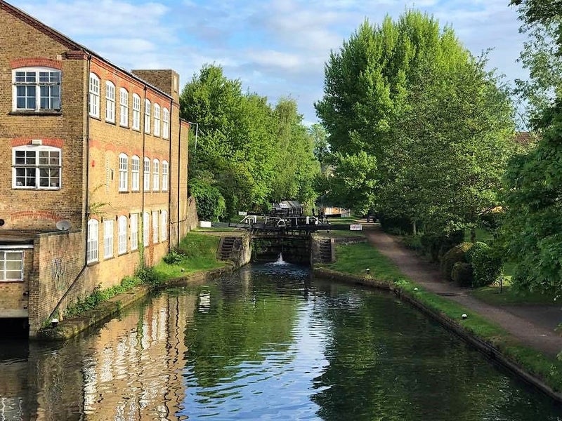 'Double Room In Apsley Lock Marina' Room to Rent from SpareRoom