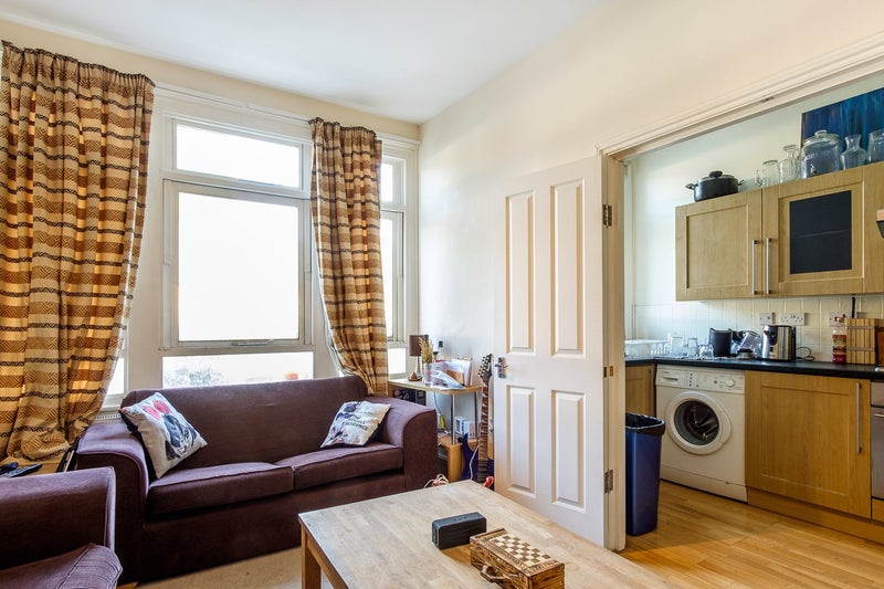 'Spacious 2 bed flat Leander Road Brixton SW2' Room to Rent from SpareRoom