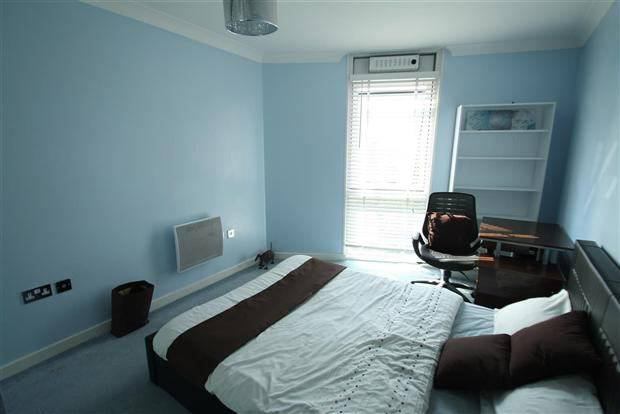 Photo 1: Double Room Available