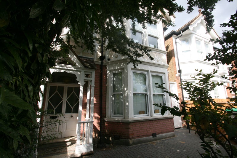 'Lovely studio overlooking Ealing Common Bills Inc.' Room to Rent from