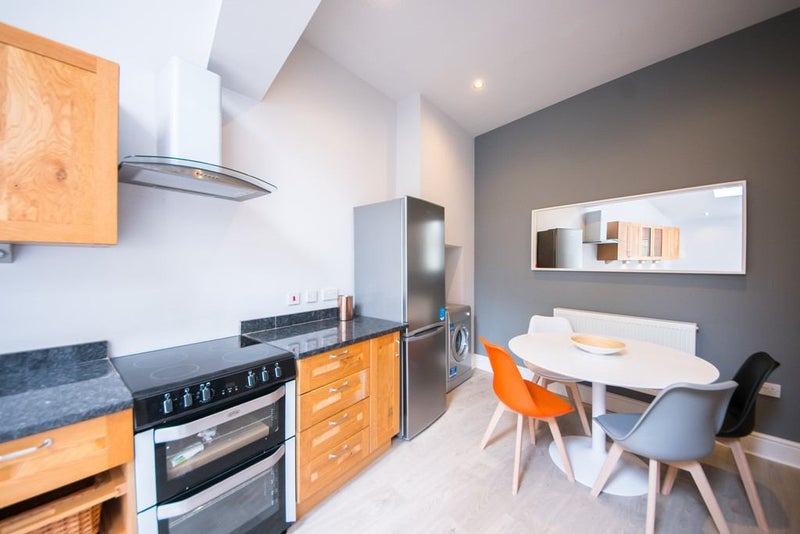 Photo 1: Kitchen/Breakfast Area