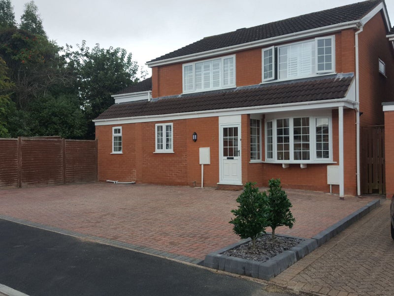 Photo 1: Large extended house in Blagdon Crescent Taunton - a premier residential location