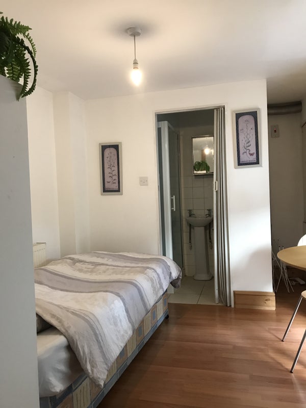 'Single ensuite furnished bedroom to let, Hove' Room to Rent from