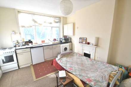 studio flat london road